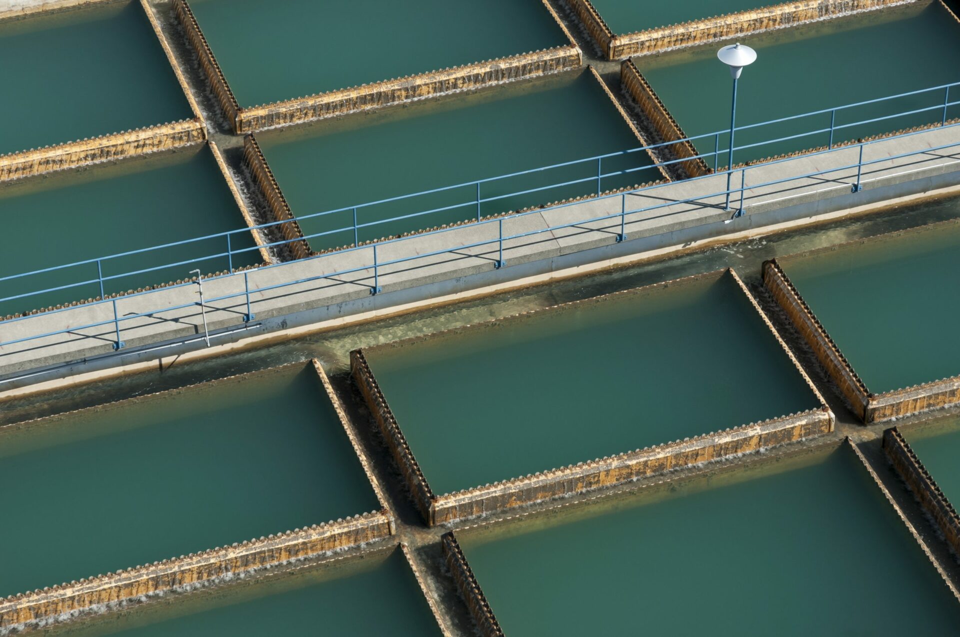 Flygbild av gångväg över vattenreningstankar 2022 03 04 02 32 21 utc skalenlig
